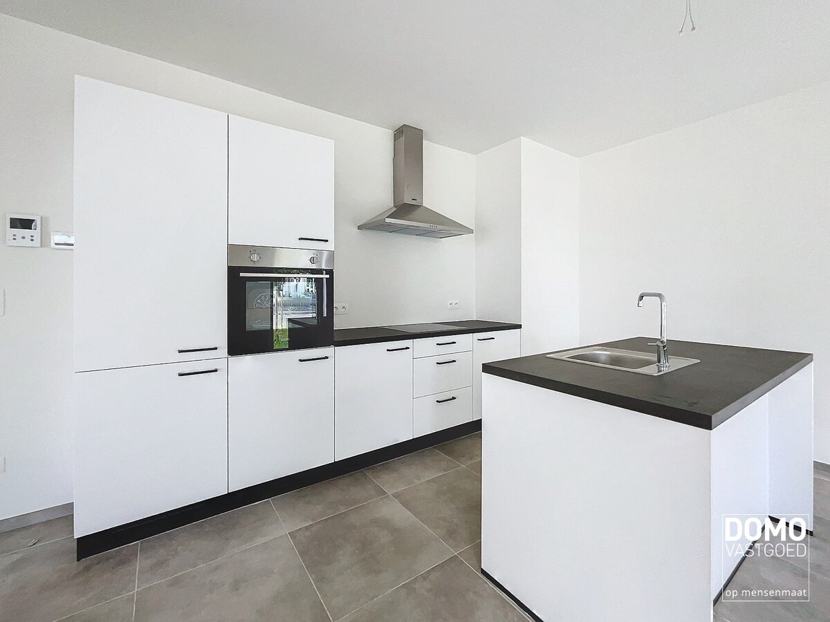 GELIJKVLOERS NIEUWBOUWAPPARTEMENT MET RUIM TERRAS, TUIN &amp; 2 SLAAPKAMERS TE MAASMECHELEN 
