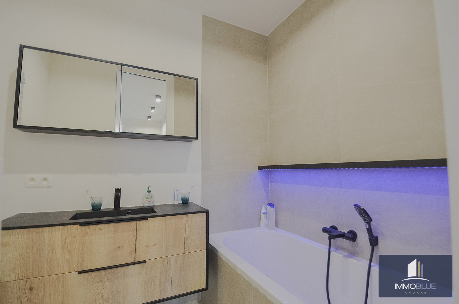 Appartement avec une façade d’environ 5,2 mètres et une grande terrasse ensoleillée. 