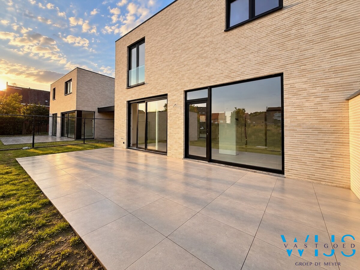 Nieuwbouw in aangename woonwijk te Oosteeklo ! 