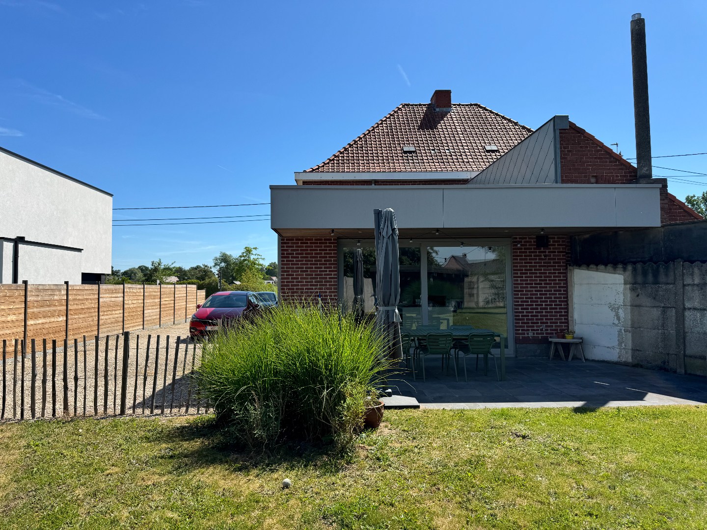 Gerenoveerde halfopen woning met 3 slaapkamers, tuin en carport 