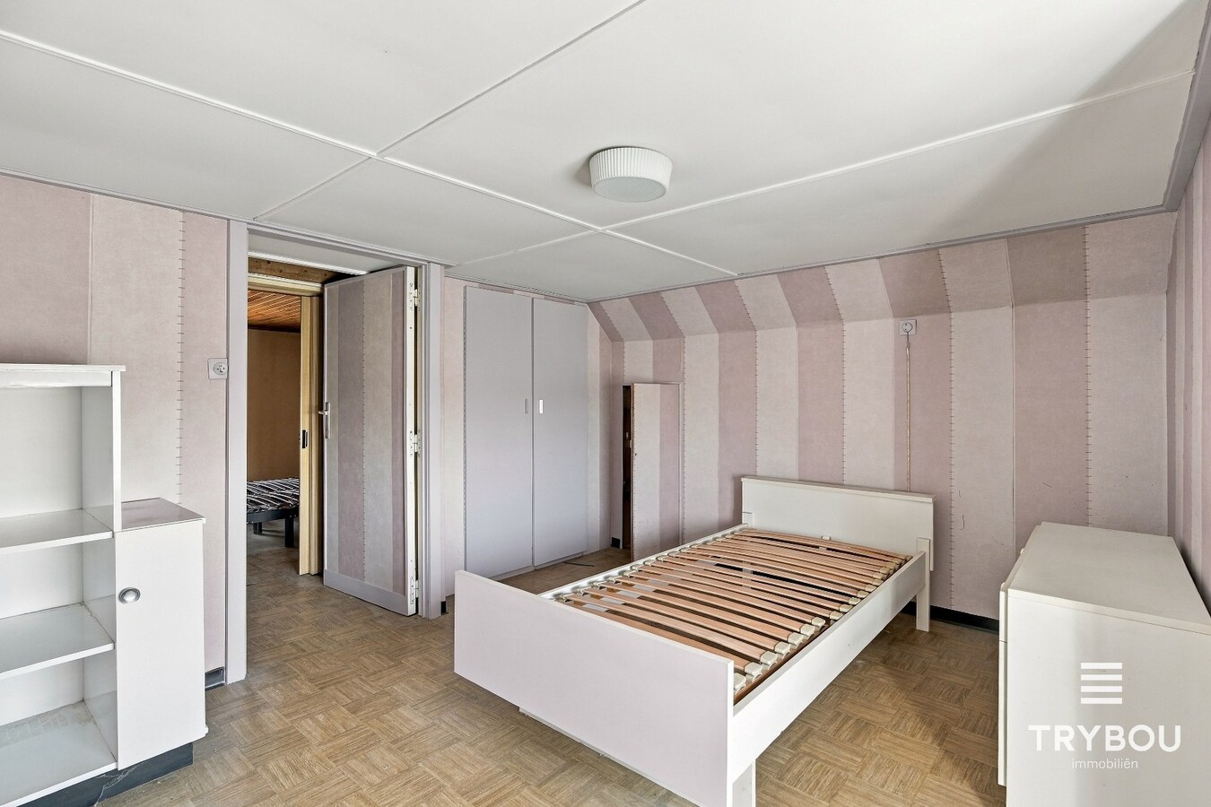 Landelijk gelegen woning met opslagplaats op 3687m² in Merkem! 
