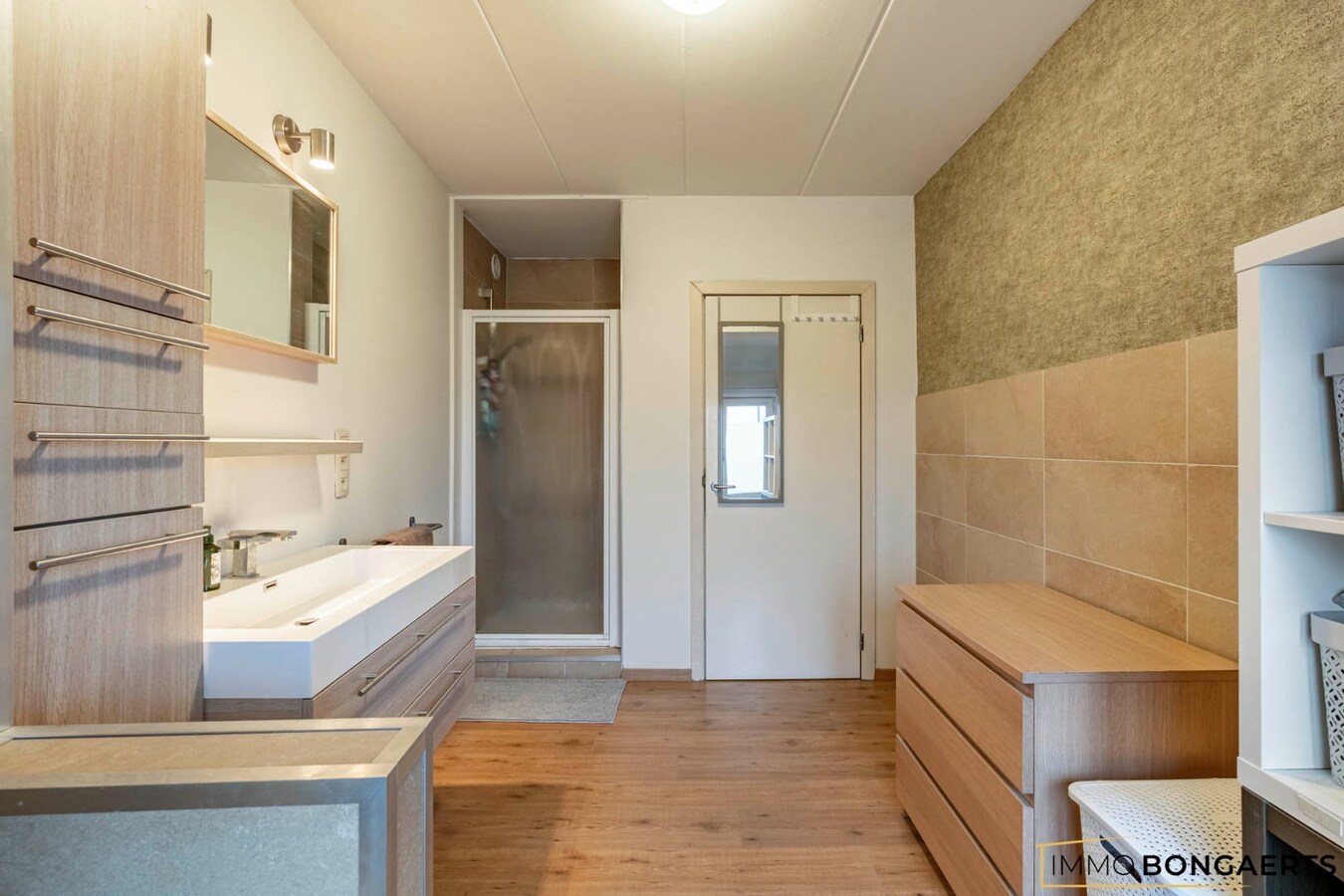 Instapklare woning met  garage en twee slaapkamers in Maasmechelen 