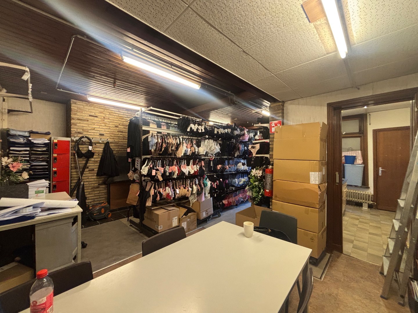 Handelshuis met 2 garages op topligging in centrum van Mol 