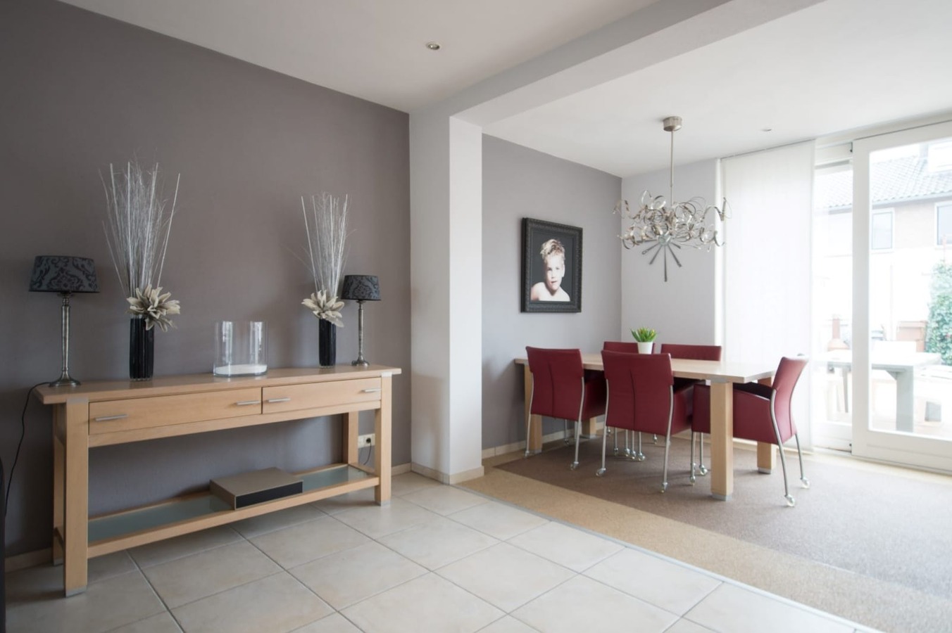 Sfeervolle en gunstig gesitueerde tweekapper met garage, berging en vrije achterom gelegen op 221 M². Deze woning ligt op loopafstand van het centrum van Hilvarenbeek. 