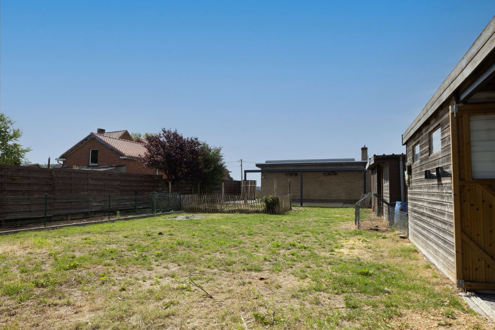 Bungalow met 2 slpks en bijgebouwen landelijk gelegen te Adegem 
