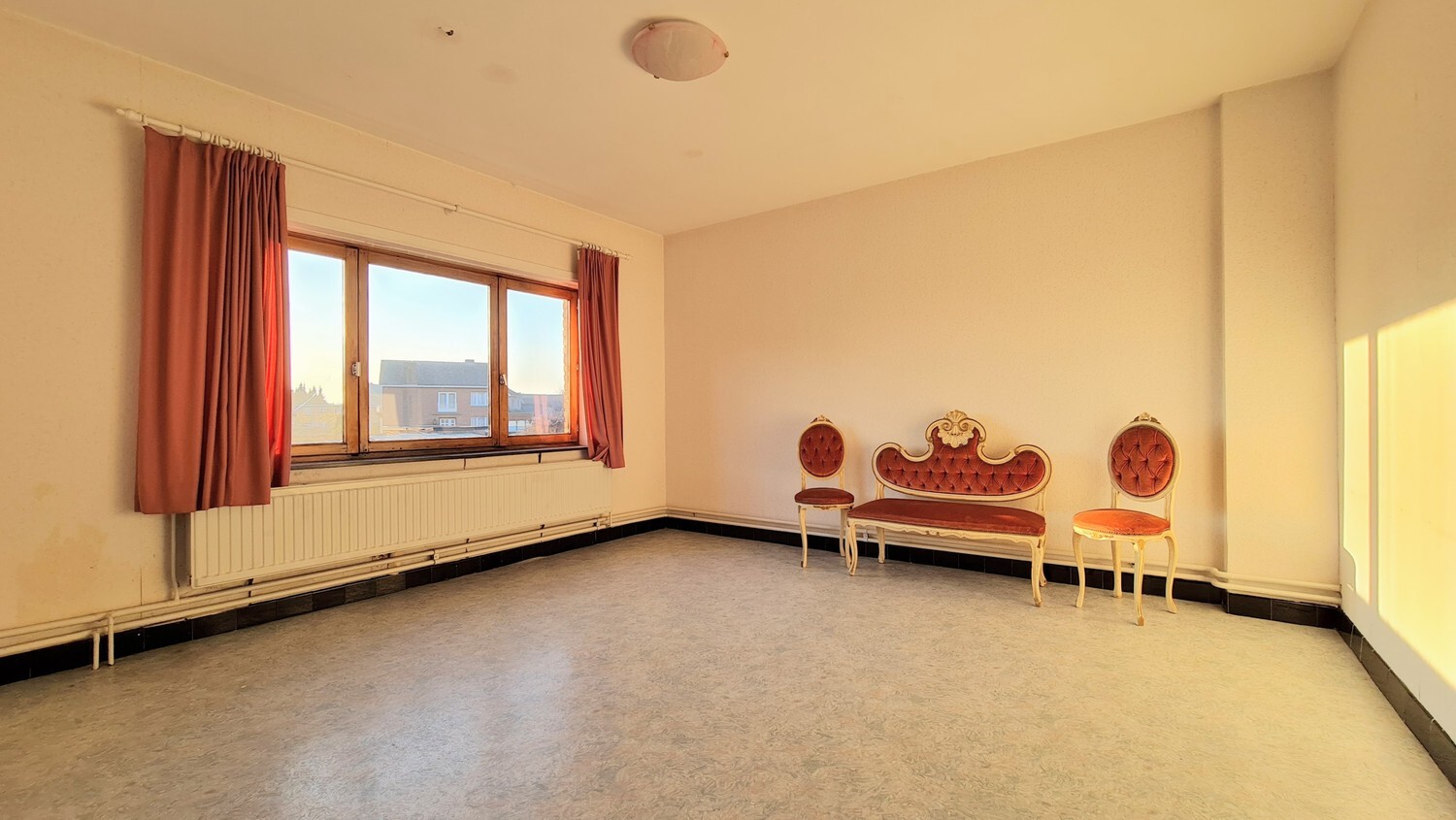 Charmante, op te knappen gezinswoning op perceel van 590 m² 