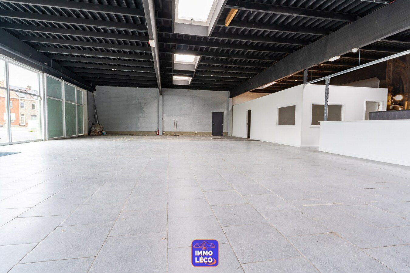 Surface commerciale de 450m2 avec habitation, facilités de parking, etc.. RARE à la location ! Situation exceptionnelle ! 