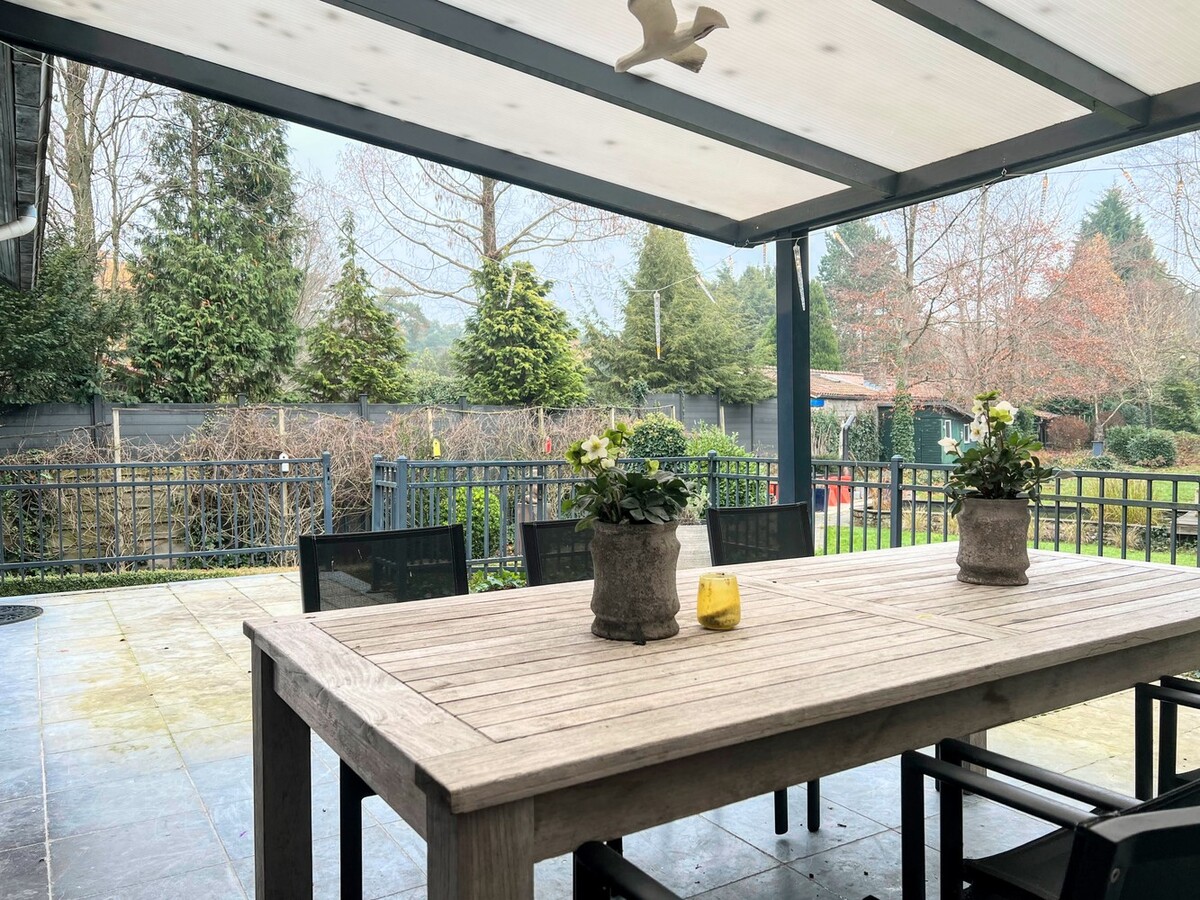 Gerenoveerde, instapklare woning op perceel van 1529m² midden in het groen 