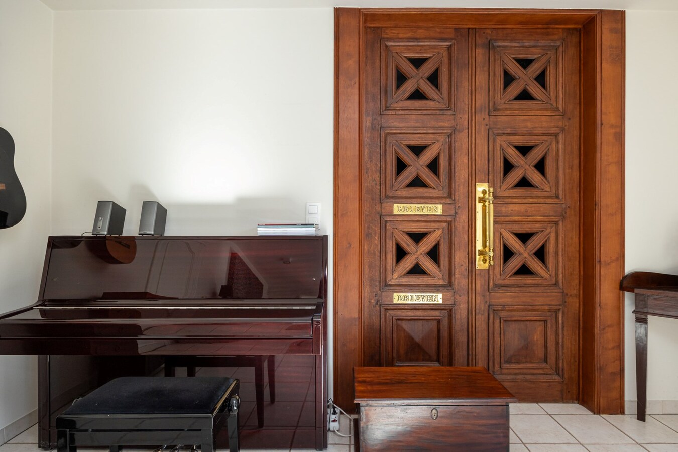 Prachtige villa met 3 slaapkamers en praktijk/kangoeroewoning met ZW-tuin op 1.892 m² 