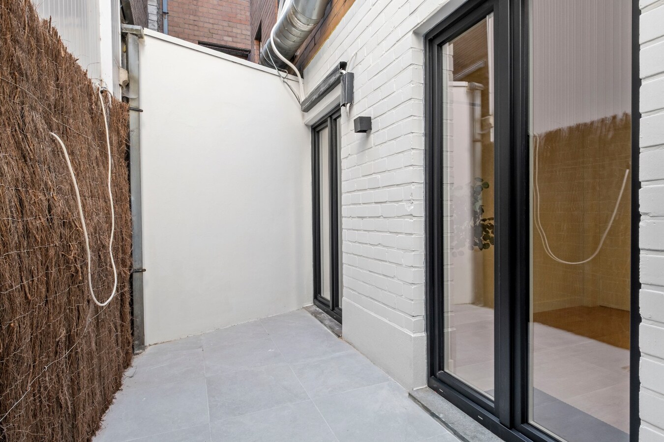 TOPLIGGING : Gelijksvloers appartement met 2 terrassen nabij de Leie te Kortrijk ! *** NONO INSPIRED *** 