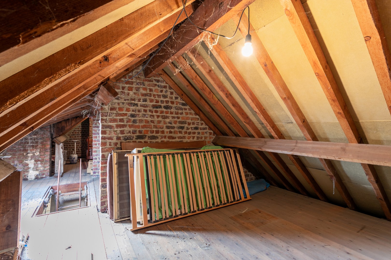 Te renoveren woning met 5 slpks op topligging in Dworp 