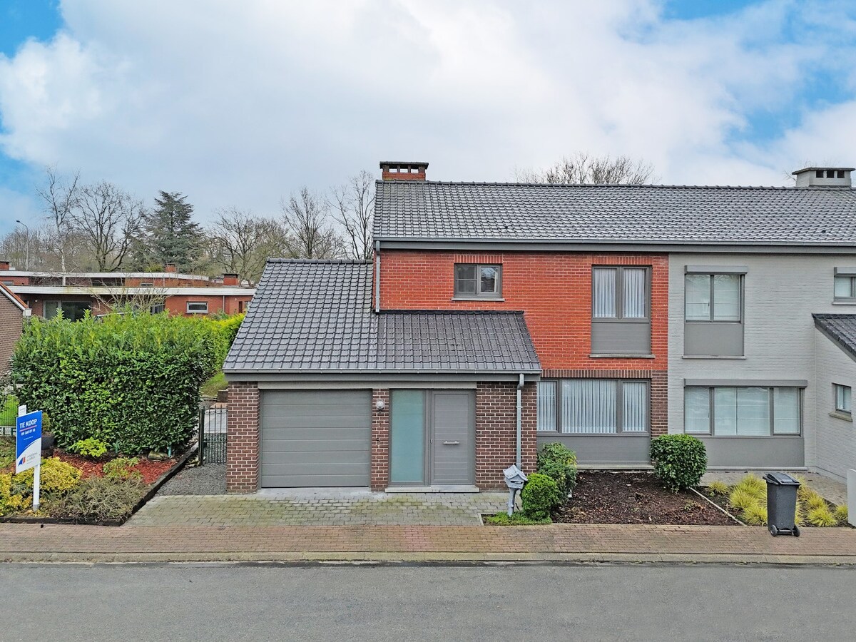 Op te frissen HOB met garage en tuin te Bijloke 