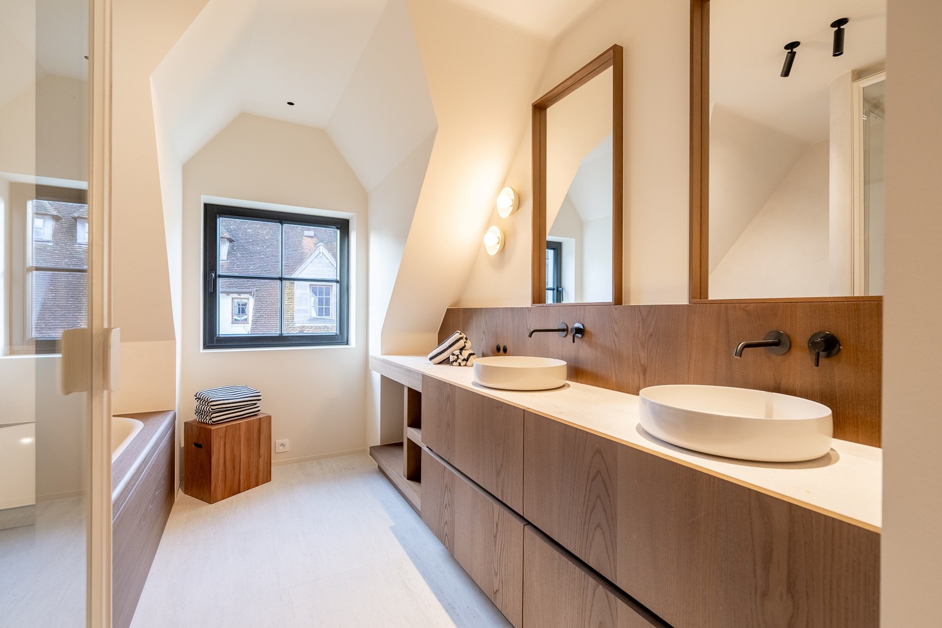 Luxueus gerenoveerde koppelvilla met zwembad in de Noordzeelaan te Knokke. 