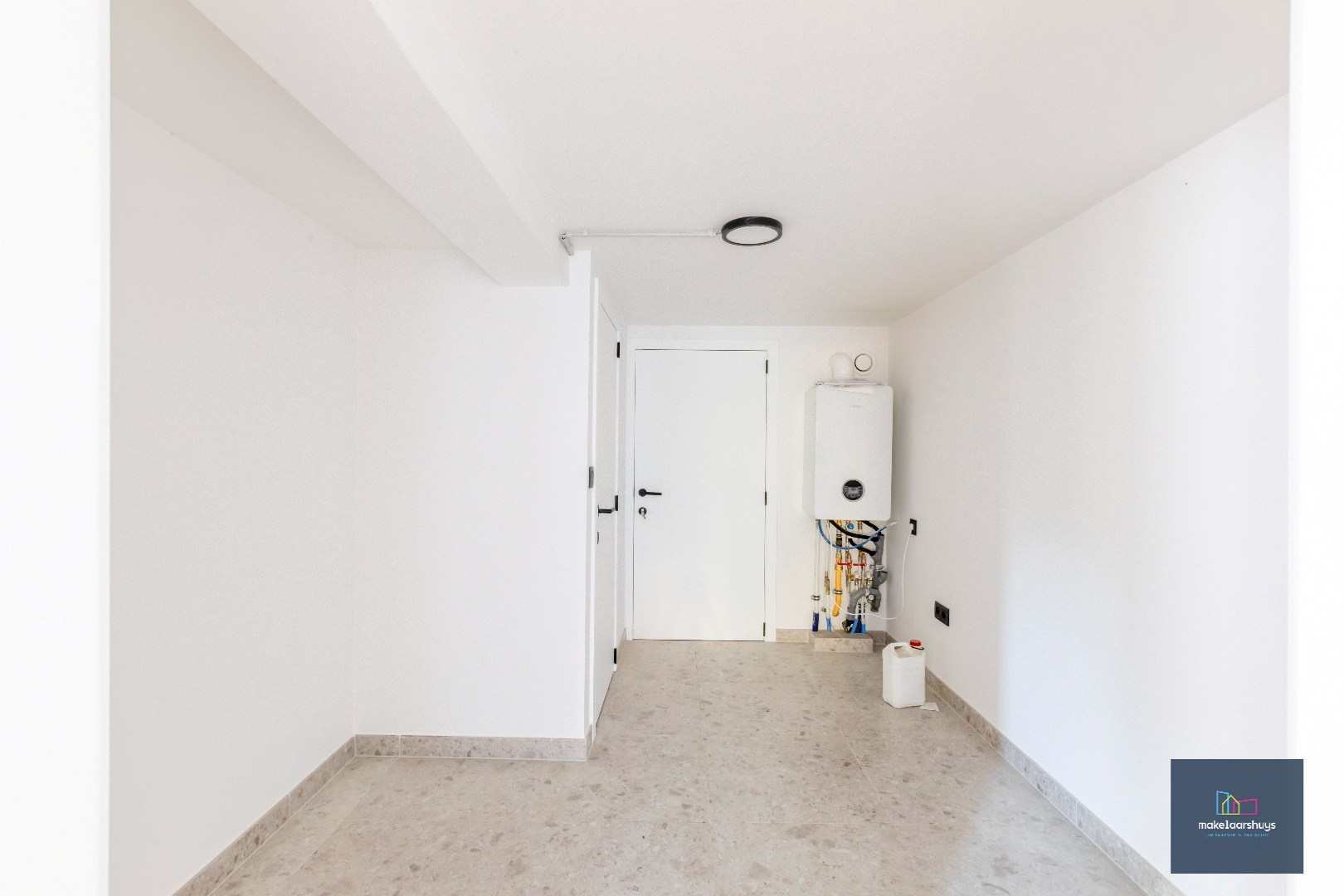 Prachtig  duplex appartement met 4 slpk, 3 badk, grote tuin en parkeergelegenheid 