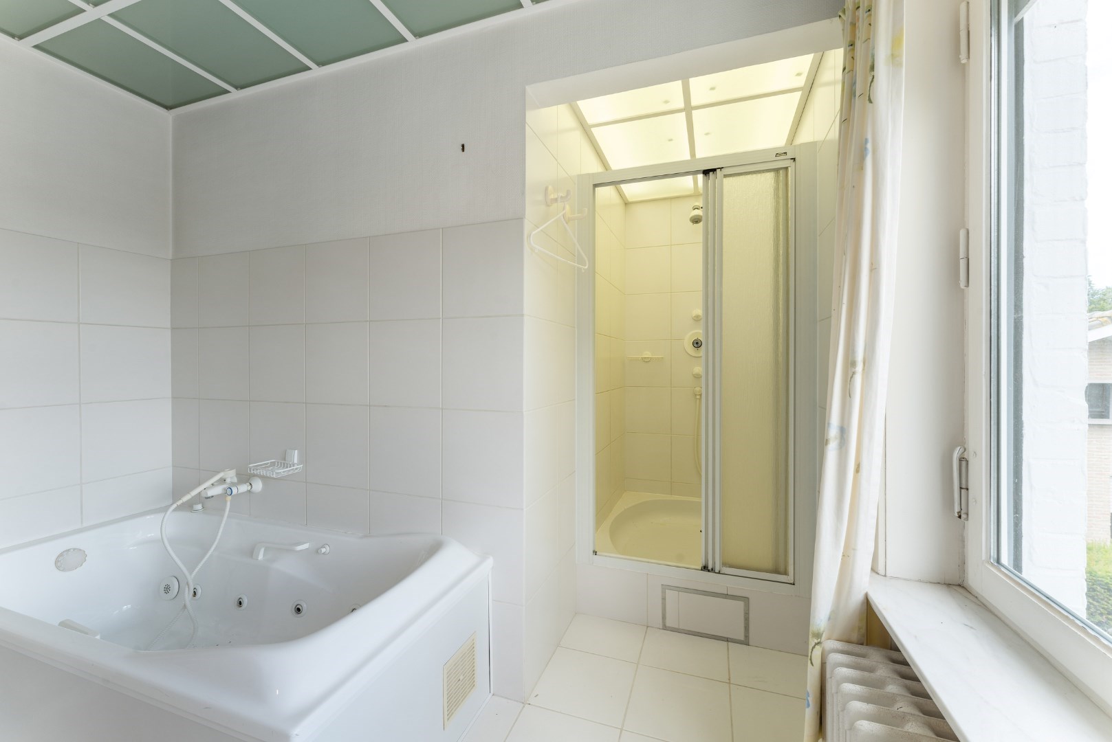 Centraal gelegen lichtrijke villa met 3 slpk, tuin en garage, Torhout 