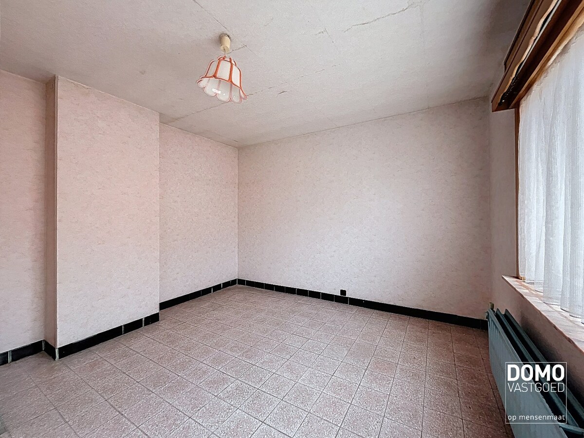 TE RENOVEREN WONING MET GARAGE, 3 SLAAPKAMERS EN GEZELLIGE TUIN OP EEN PERCEEL VAN 8A14CA 