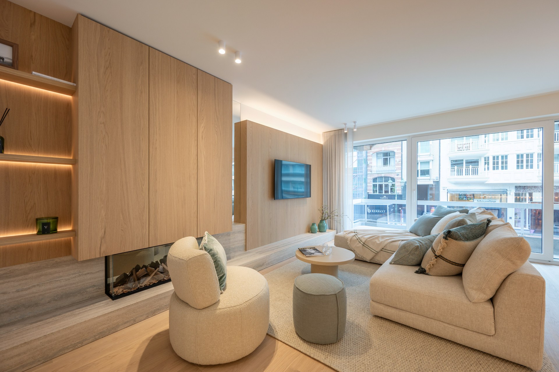 Prachtig gerenoveerd appartement met 3 slaapkamers centraal gelegen op de Lippenslaan te Knokke. 