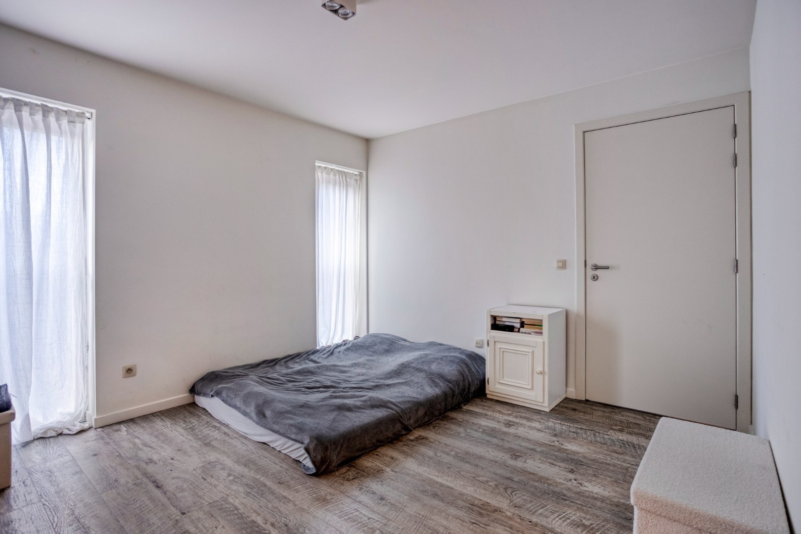 Recent en energiezuinig gelijkvloers appartement met 2 slpk. In Geel-centrum 