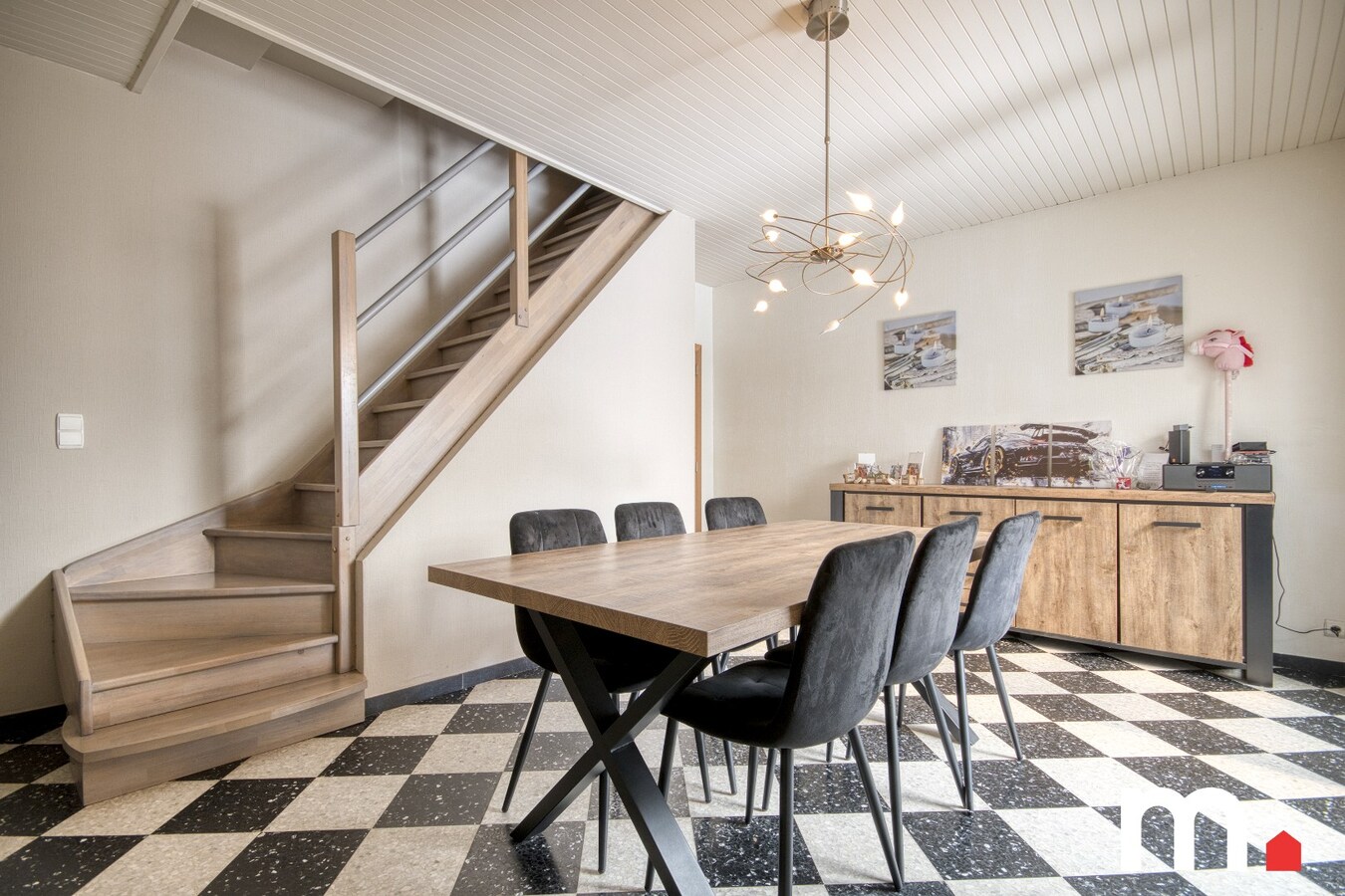 Instapklare woning te Ingelmunster met garage en uitweg achteraan! 