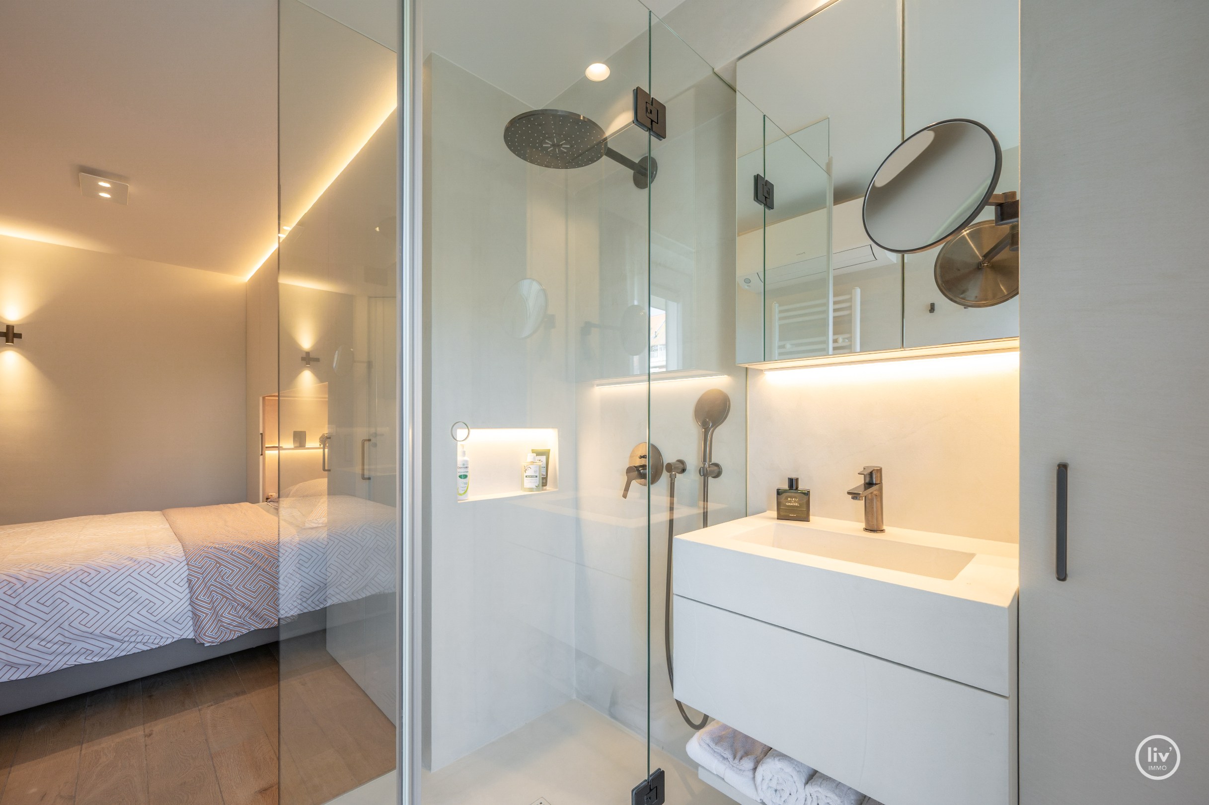 Zonnig en stijlvol vernieuwd appartement met twee slaapkamers op topligging op wandelafstand van de Lippenslaan. 