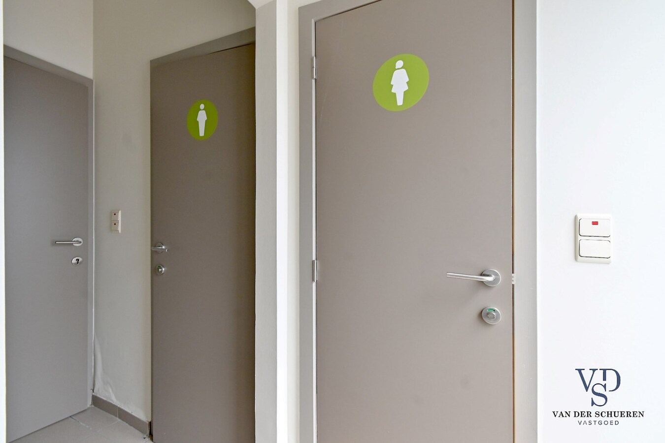 Commercieel gelijkvloers met ruime duplex en tuin. 