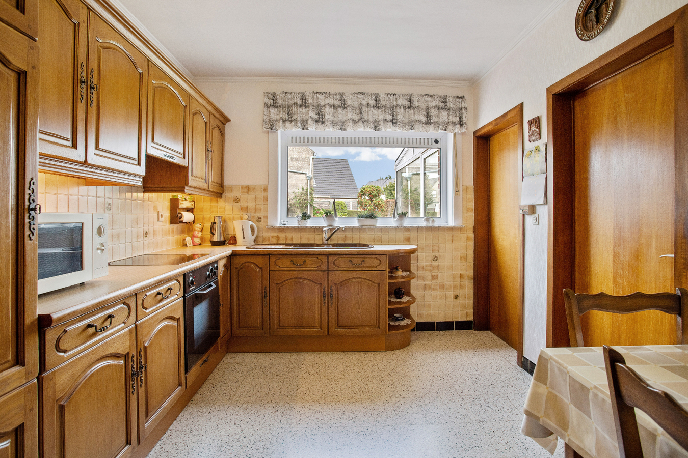 Centraal gelegen woning met 5 slaapkamers op ruim perceel van 982m² 