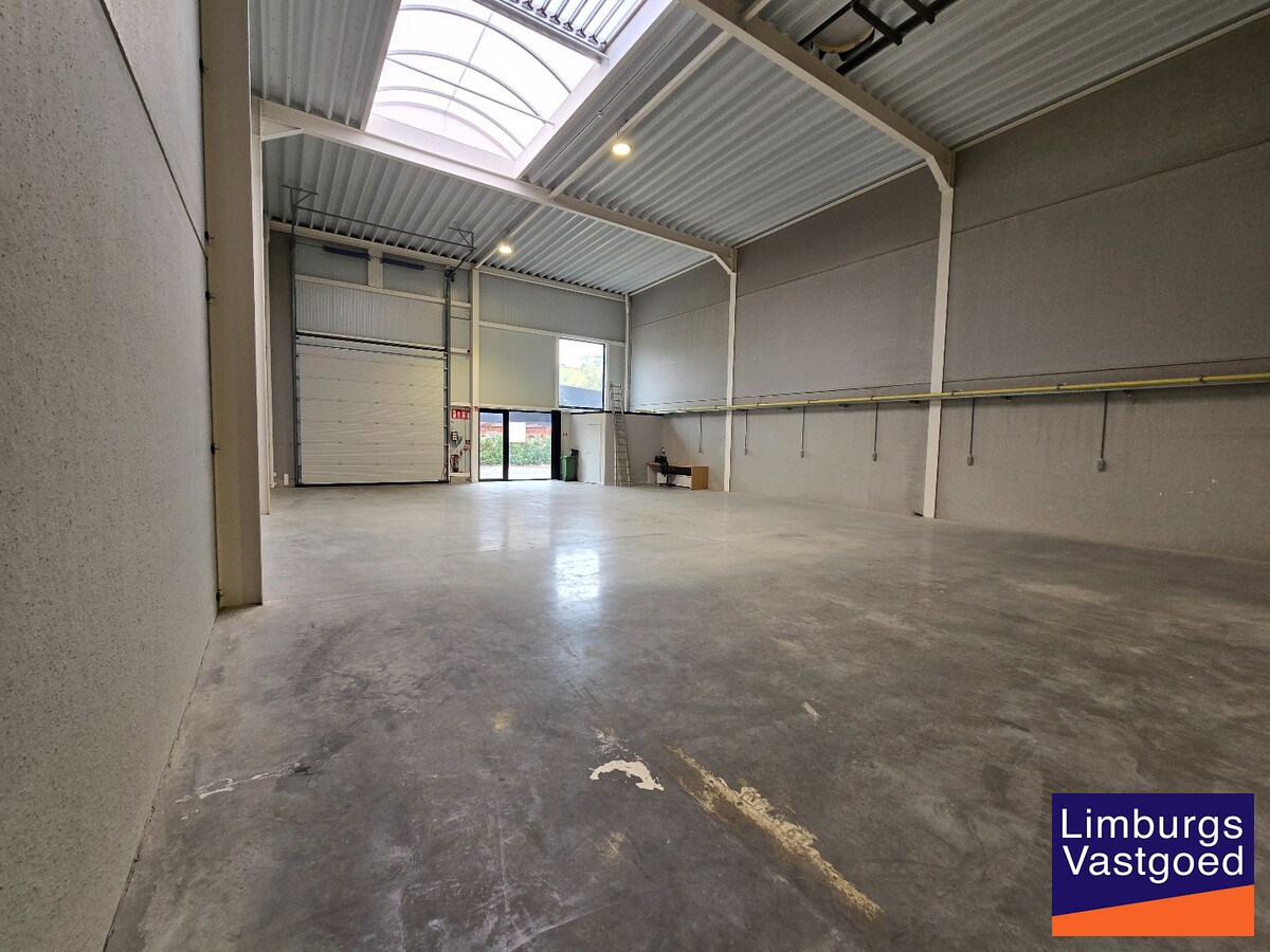 Recent magazijn, 216m², op industrieterrein 'Stadsheide', vlakbij Corda Campus 