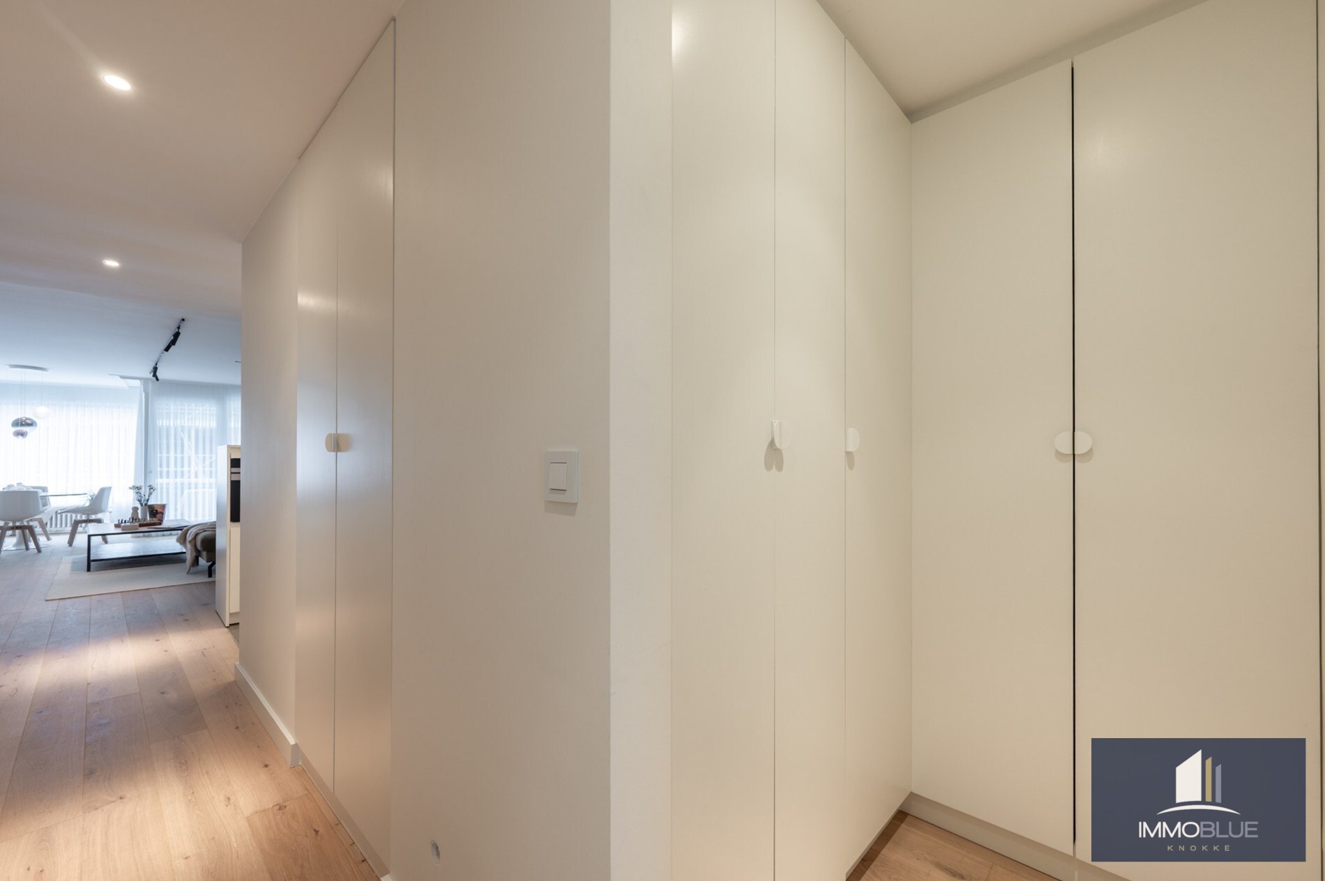 Stijlvol en volledig gerenoveerd appartement op wandelafstand van zee en het commerciële centrum. 