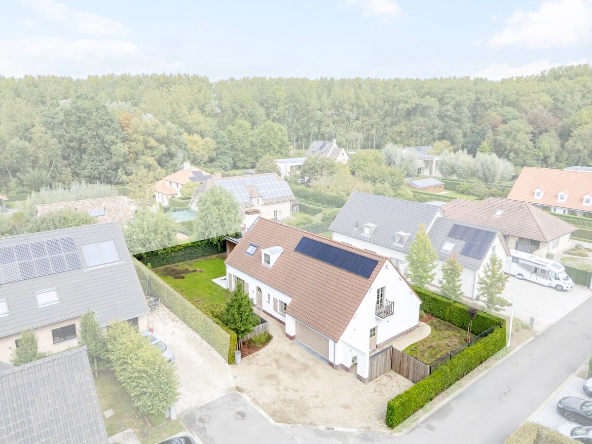 Exclusief gerenoveerde vrijstaande villa in rustige en residentiële omgeving 