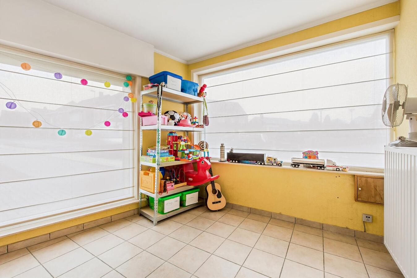Ruime halfopen  woning met zuidgerichte tuin en garage 