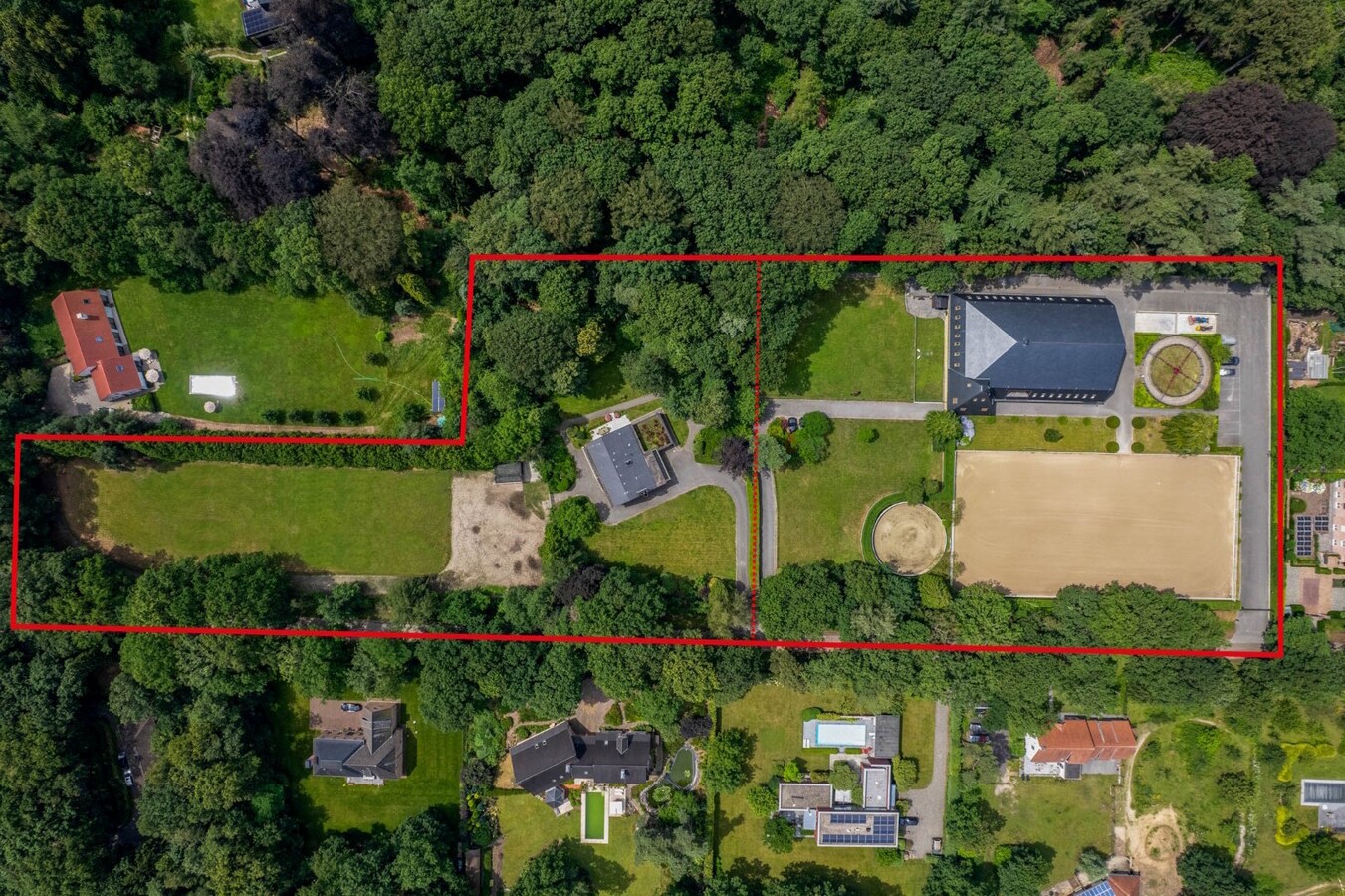 Exclusief eigendom met twee volwaardige, zelfstandige villa-woningen, een conciërgeverblijf en luxueuze paardenfaciliteiten op ruim 2 ha te Brasschaat 