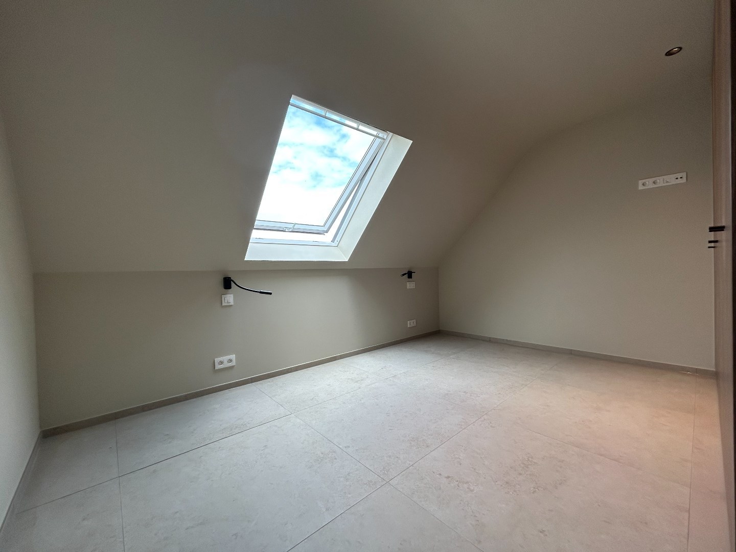 Prachtig dakappartement met 2 slaapkamers, nabij de markt van Geel! 