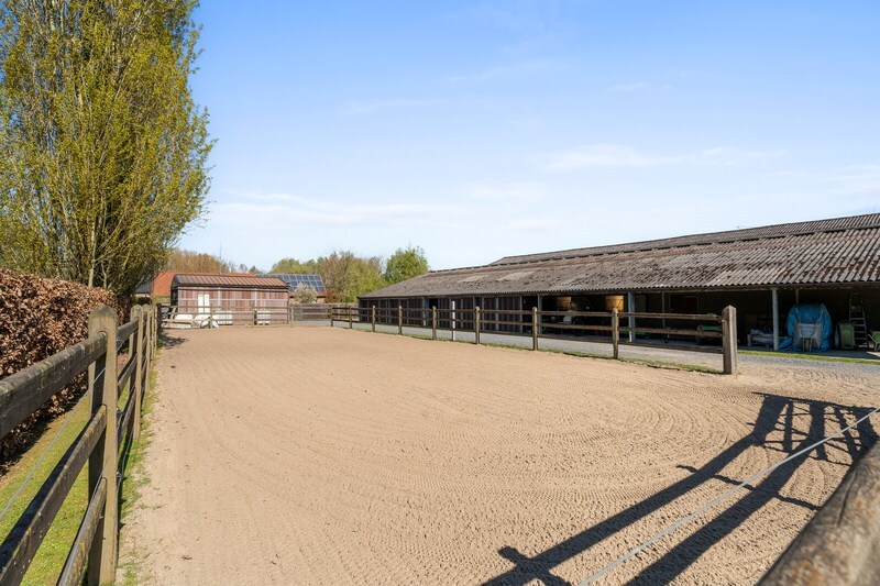 Moderne villa met hippisch complex op 15.856m² 