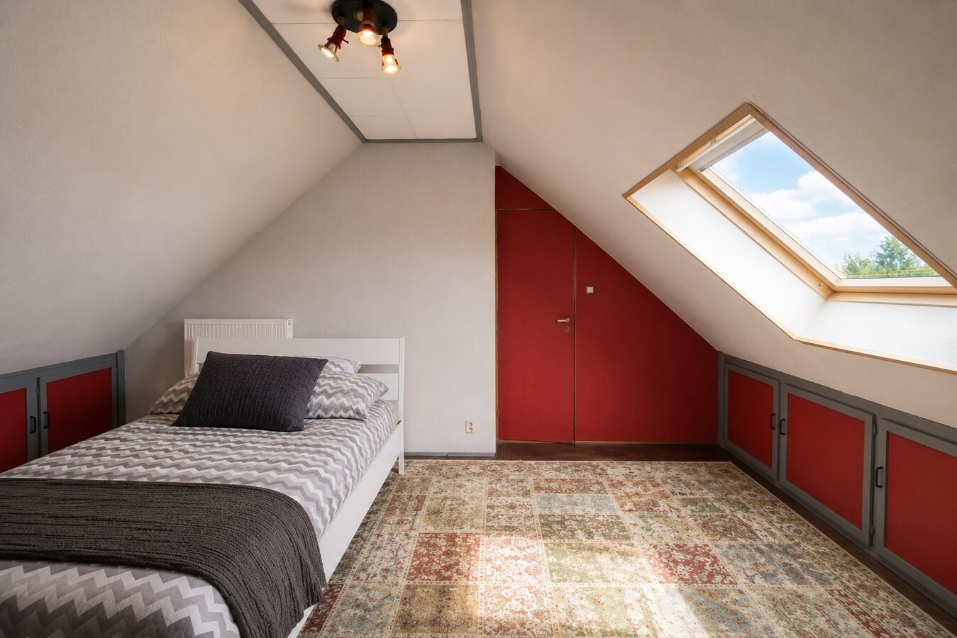 Te koop: uitzonderlijk ruime woning op centrale ligging met 6 slaapkamers, 3 badkamers én stadstuin! 