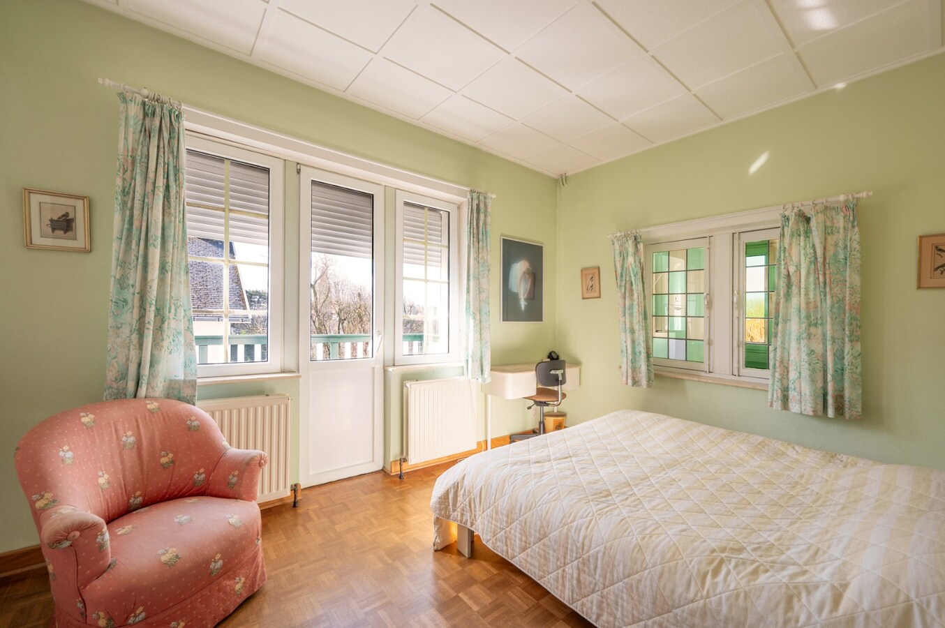 Villa in eclectische stijl met garage en staanplaatsen in het hart van Duinbergen 