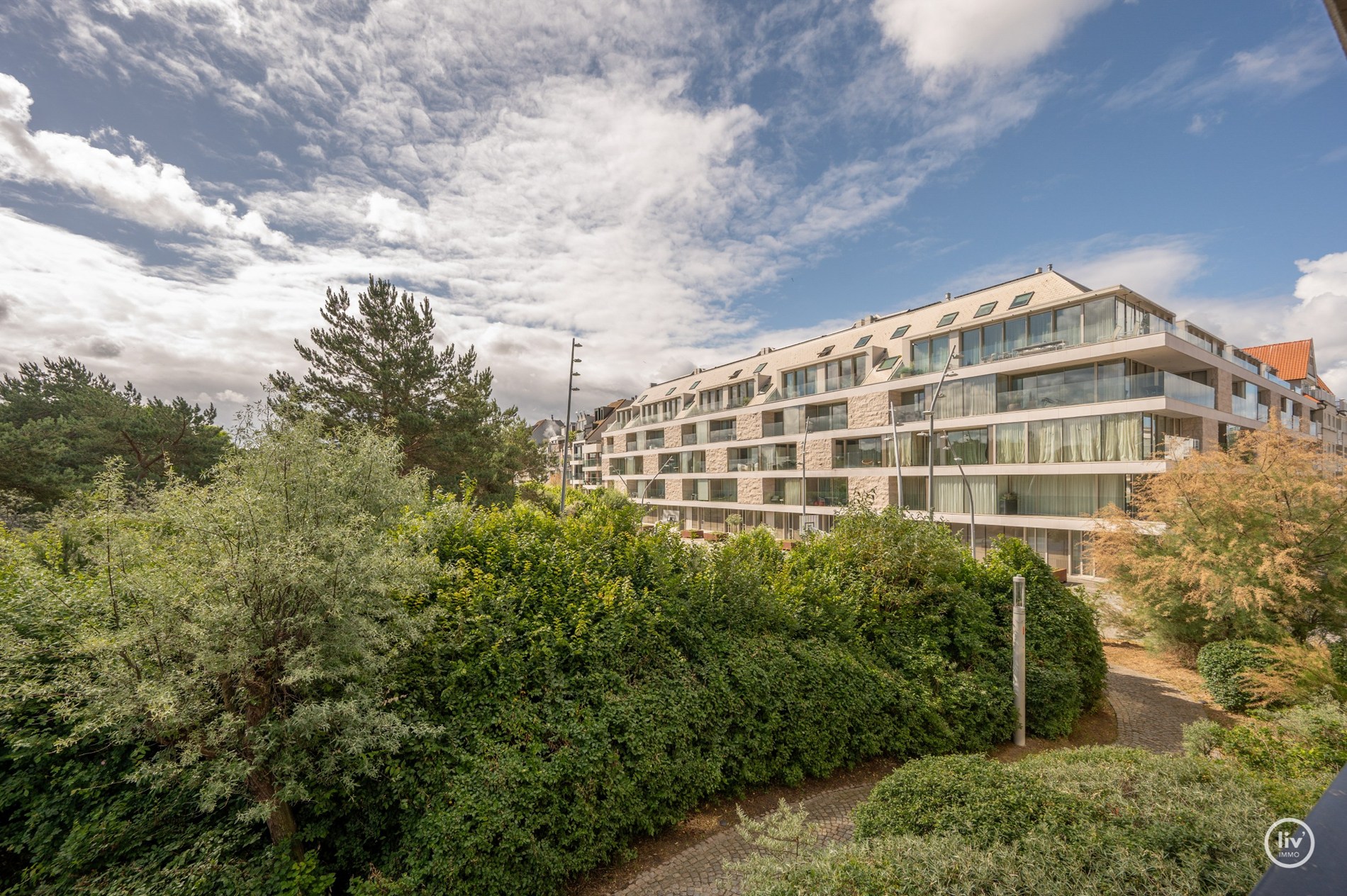 Magnifique appartement rénové de 2 chambres avec de belles vues sur le parc Yzer à Knokke. 