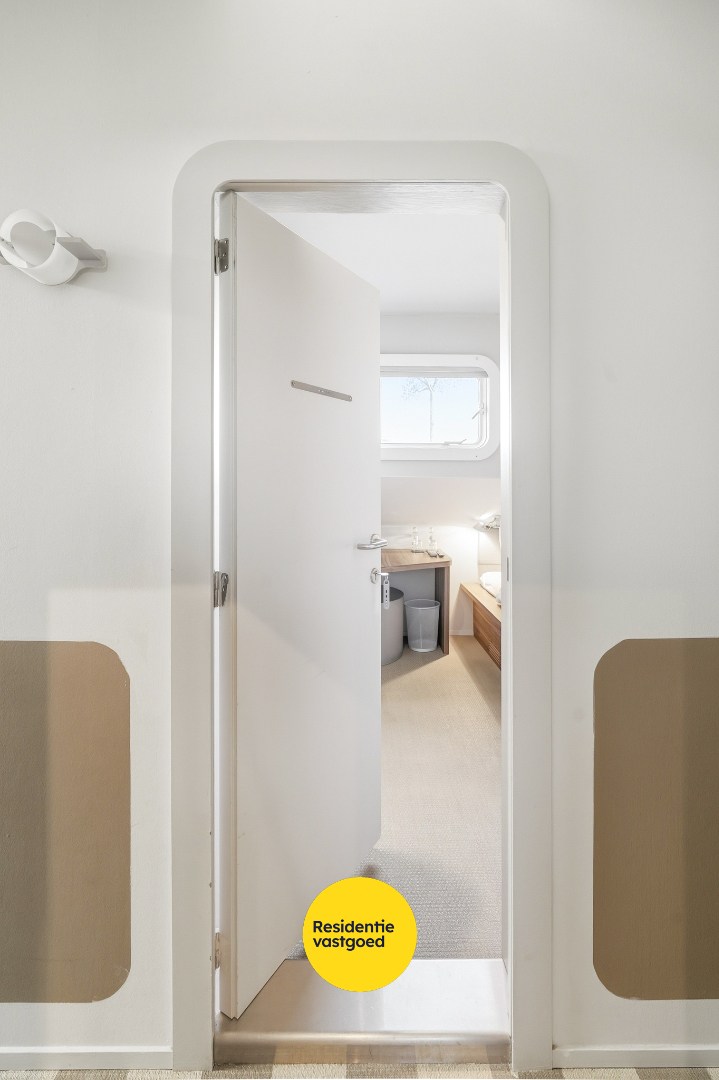 Unieke woonboot met B&amp;B en vergunde ligplaats in Plassendale 