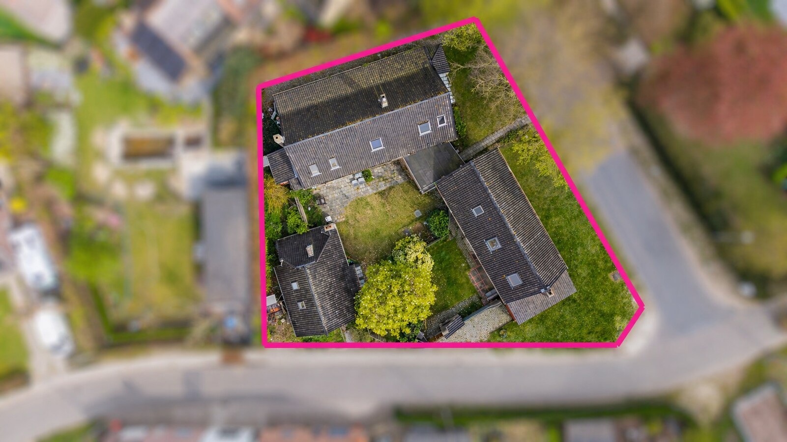 Interessant renovatieproject met twee woningen op 955 m² in Gistel 