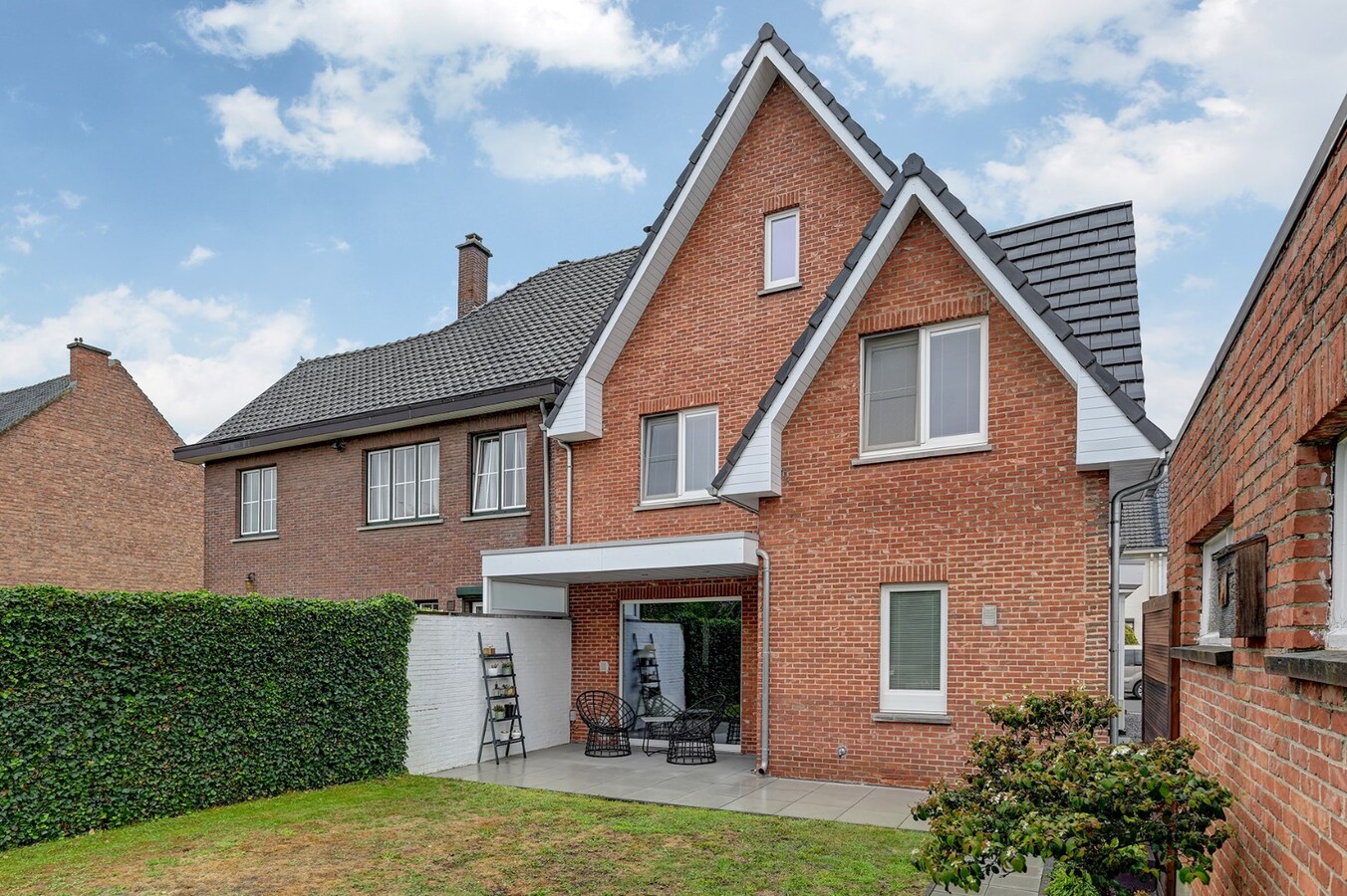 Totaal gerenvoveerde, charmante, halfopen woning met tuin, terras en garage in Kuringen (Hasselt ) 