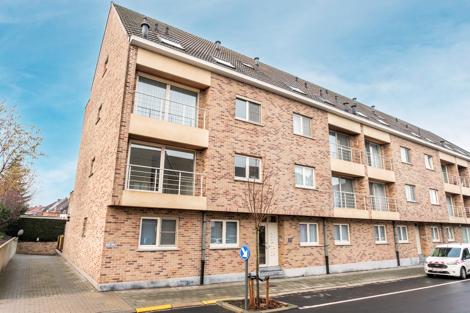 Instapklaar gelijkvloers appartement met 2 slaapkamers, garagebox en ruim terras (35 m²) aan TOP ligging in Halle 
