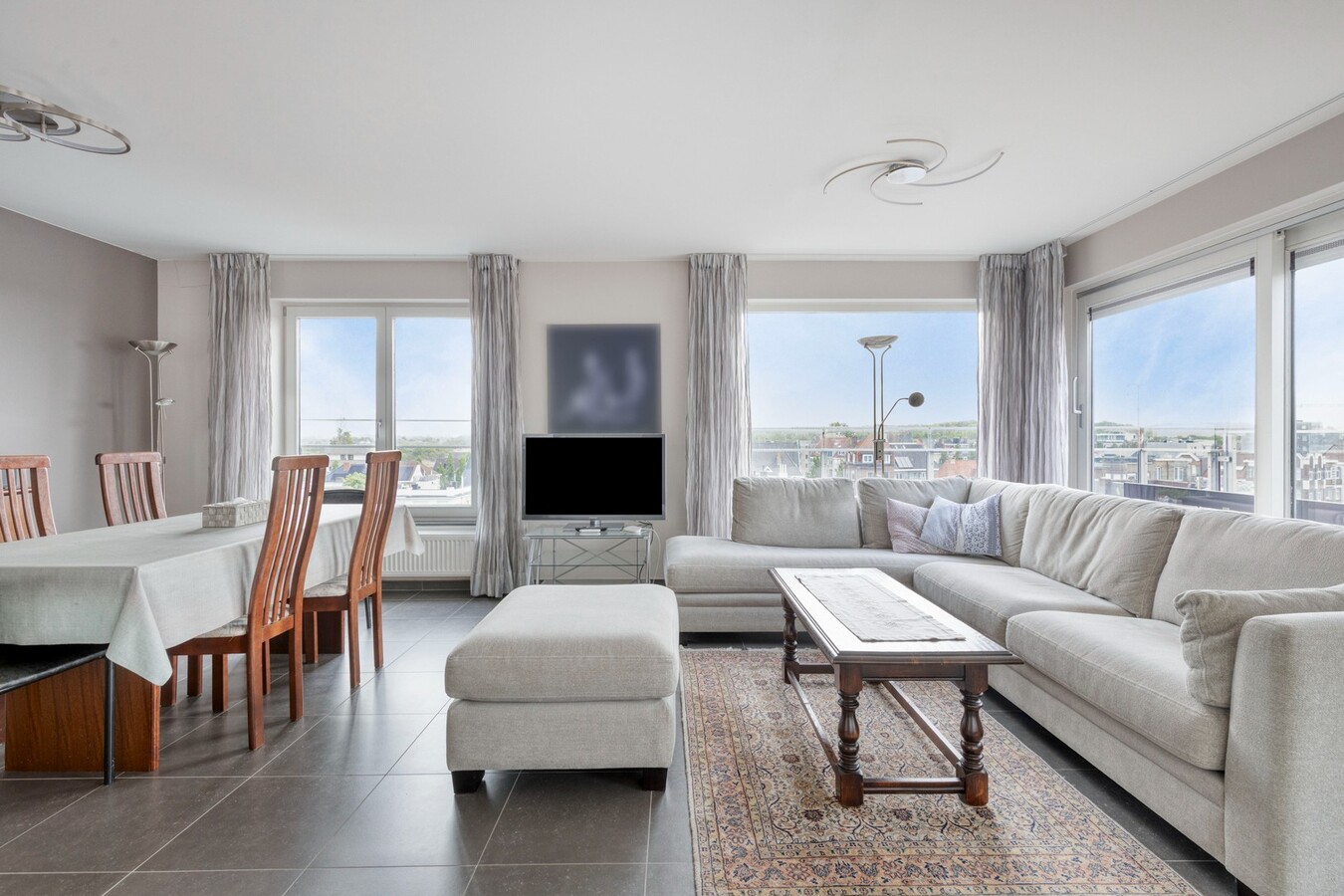 Penthouse ensoleillé avec une très grande terrasse 