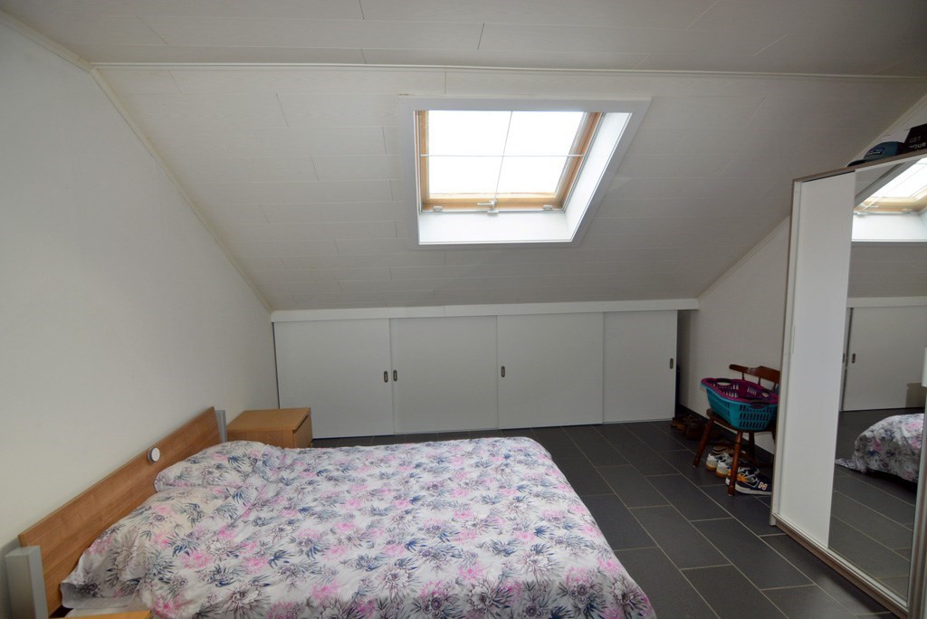 Instapklaar appartement met 2 slpks en tuintje. 