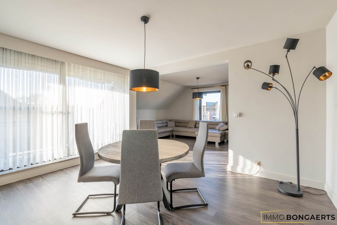 Ruim appartement met terras, garage en 2 slaapkamers. 