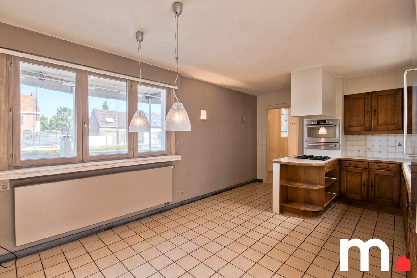 Multifunctioneel bedrijfsgebouw (Showroom + Atelier + Woning) op toplocatie te Rekkem ! 