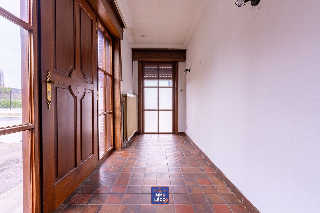 Maison à rénover offrant un excellent potentiel et de beaux volumes, avec garage. 