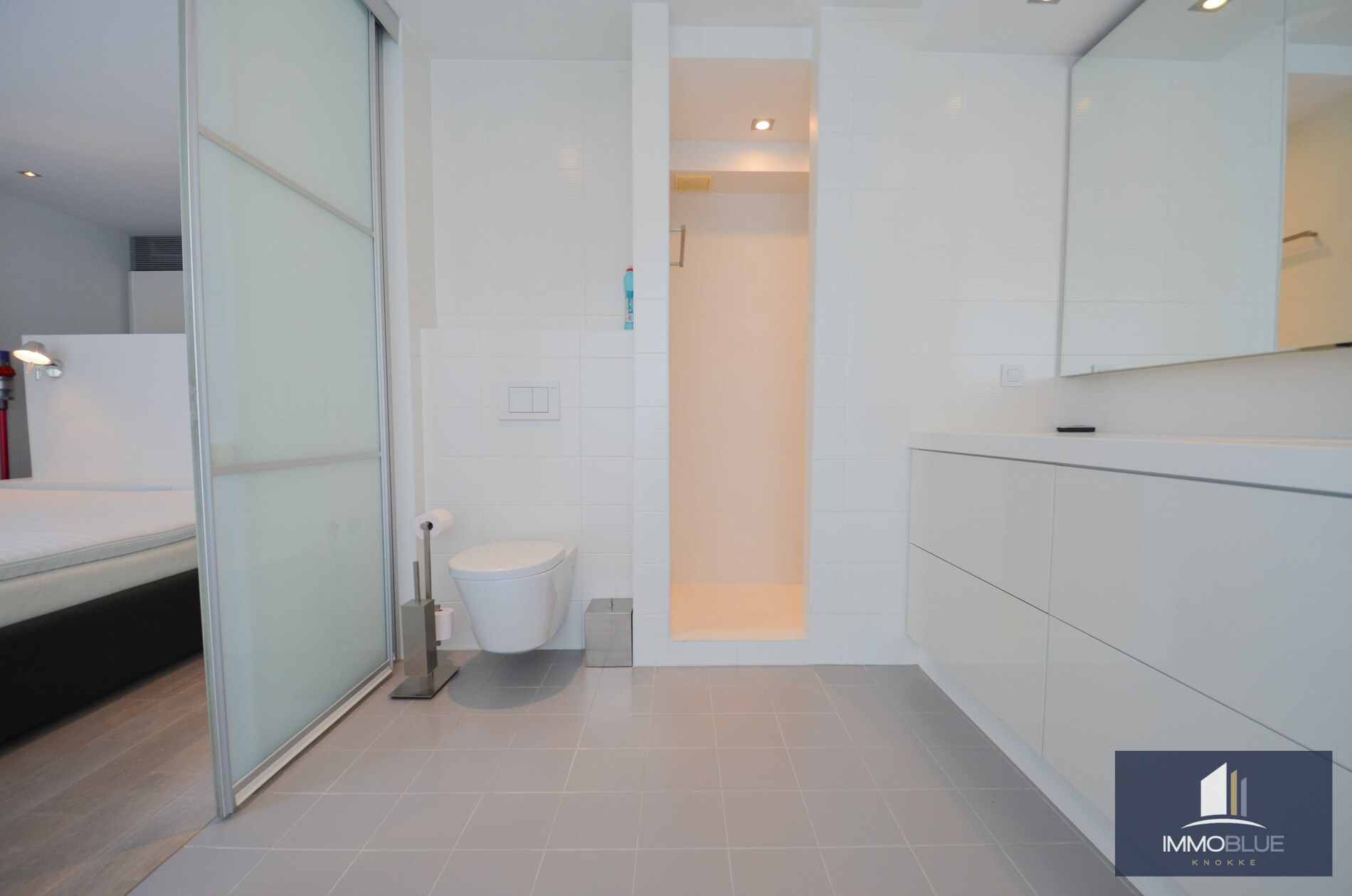 Duplex mezzanine lumineux et spacieux à louer, situé à deux pas de la mer. 