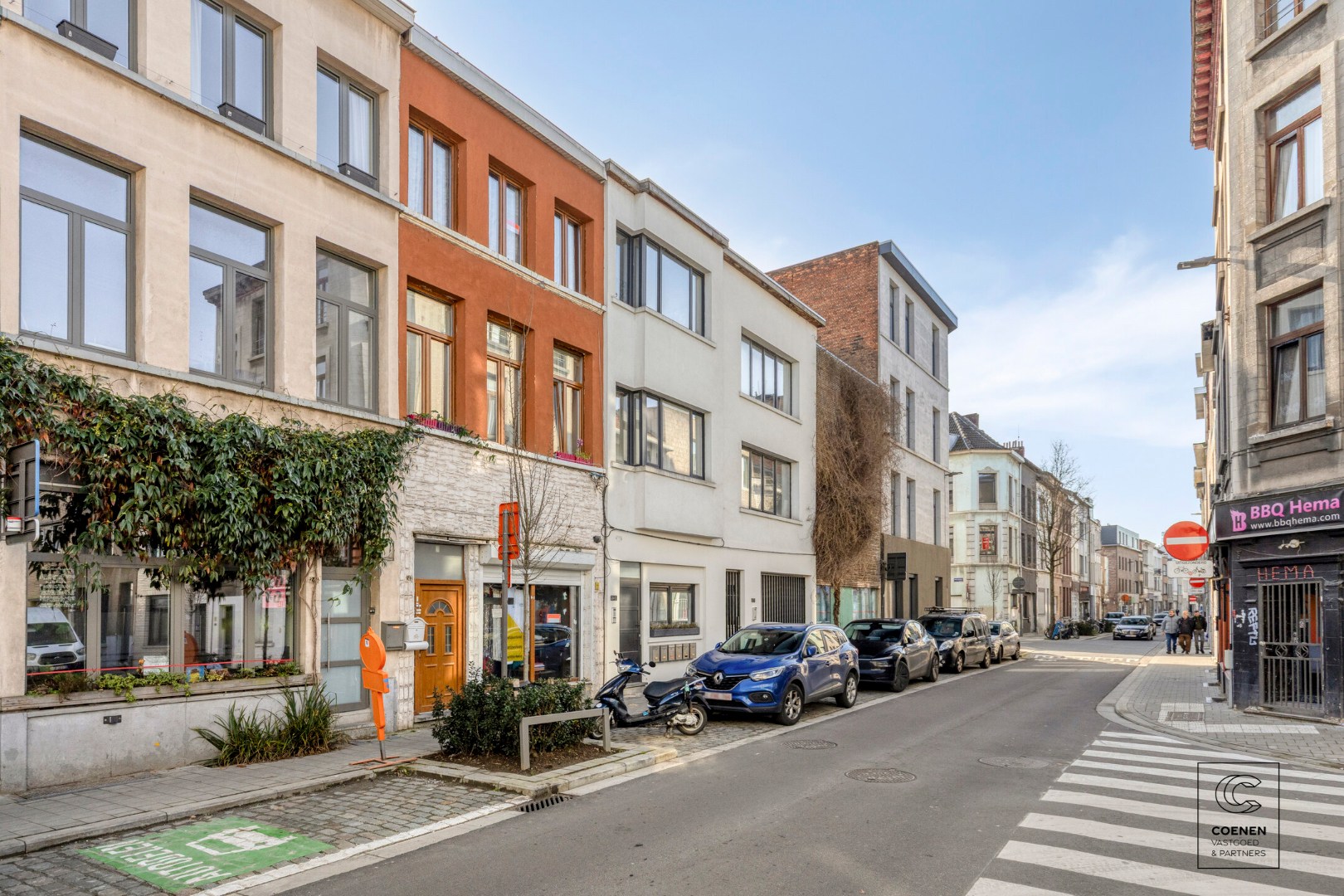 Ruime handelswoning, momenteel ingericht als handelsruimte en 2 appartementen op goede ligging te Antwerpen! 