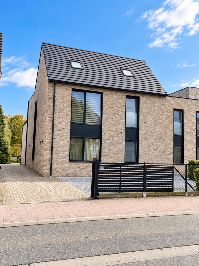 Comfortabel appartement met 3 slaapkamers, terras, tuin en carport. 