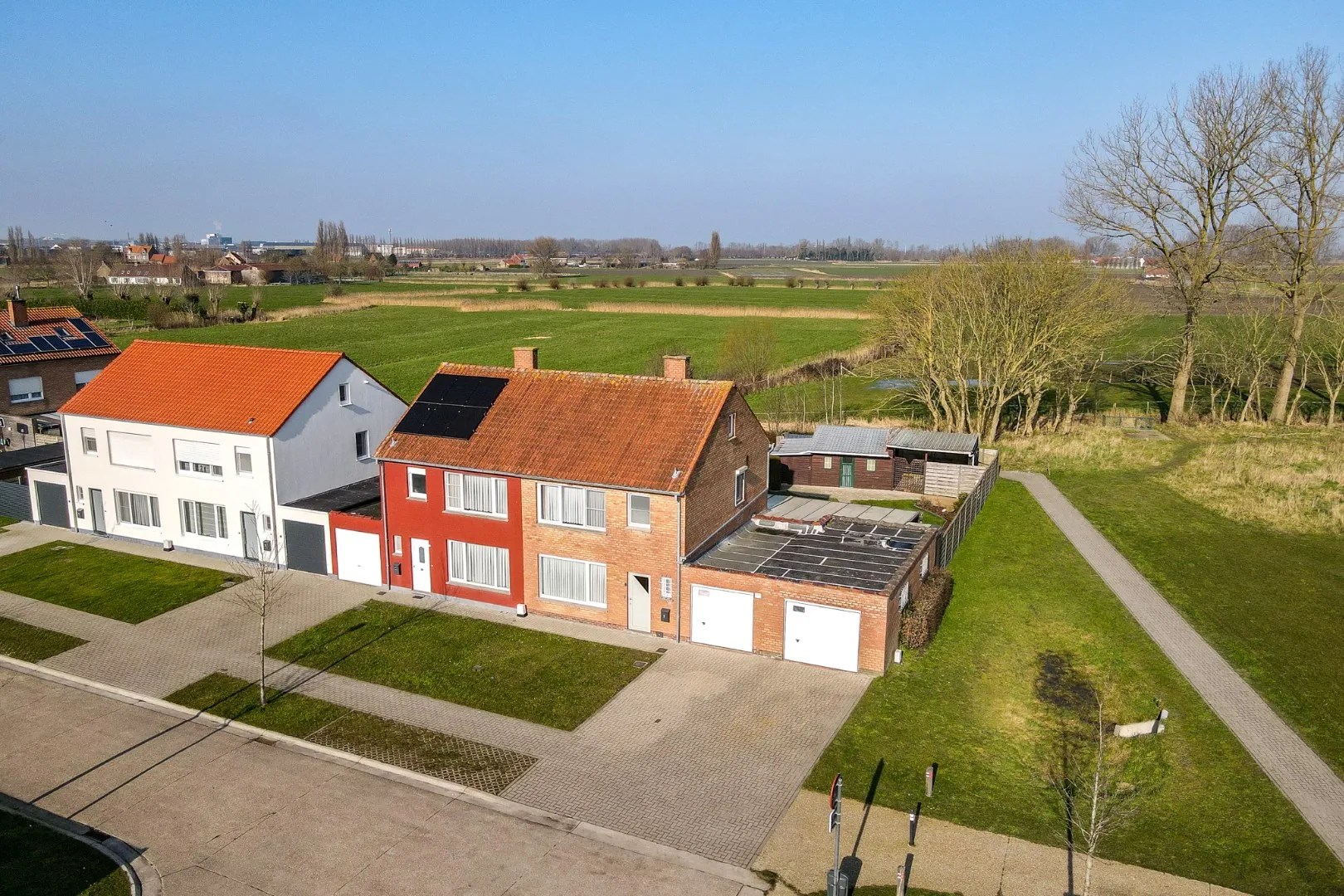 **VERKOCHT voor de kijkdag!**  Halfopen bebouwing in de Mandelwijk te Oudenburg
