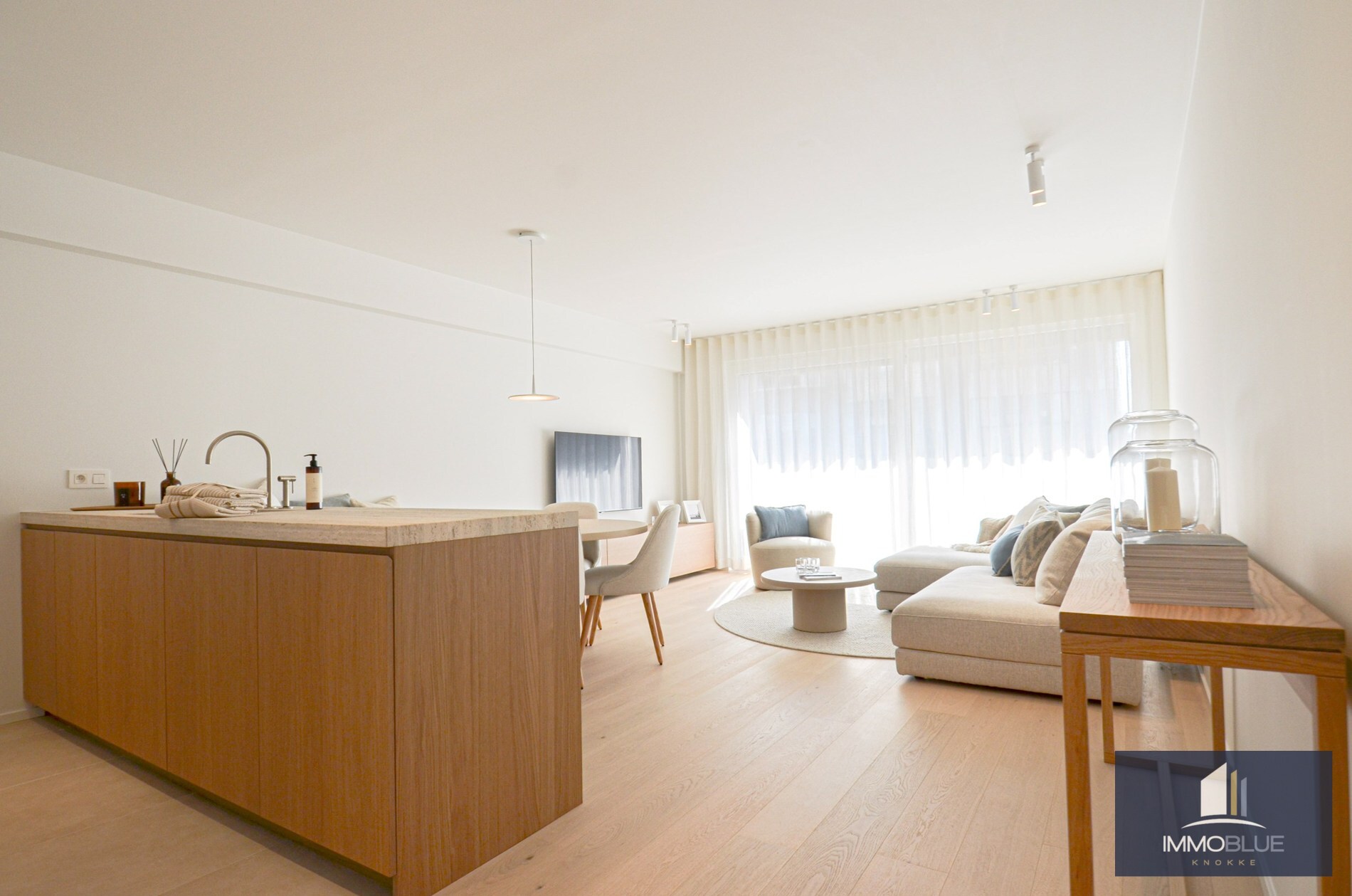 Appartement entièrement rénové avec trois chambres à coucher, situé en plein centre. 